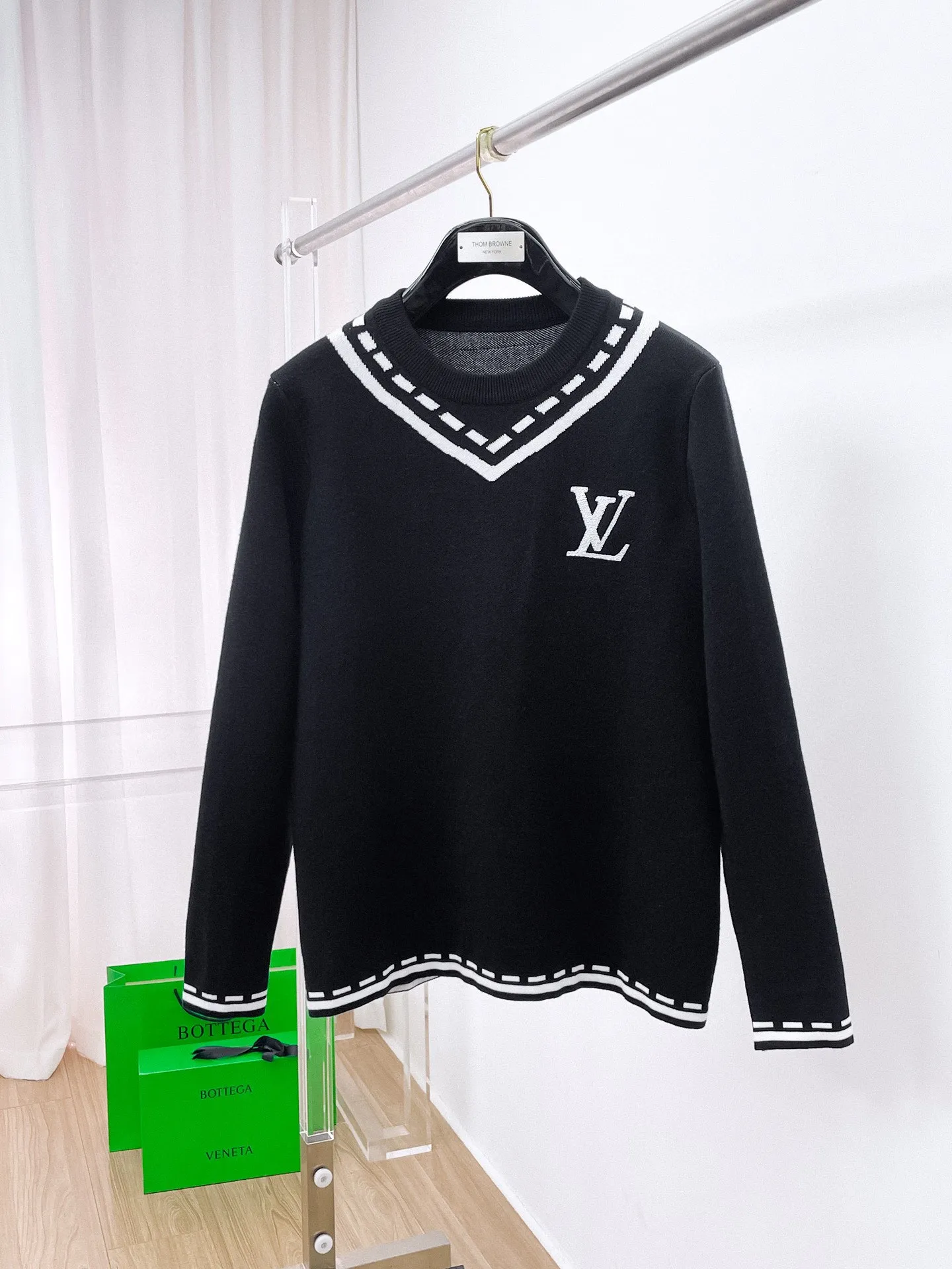 🅿️440 LV 2025ss new wool blended round neck long sleeve sweater cardigan bottoming shirt, high-end version! The custom-made fabrics at the counter are highly breathable and comfortable, with impeccable details and brand element design concepts, reflecting high quality. It feels delicate and soft! It presents a casual cut and the upper body shape is great! 🐉Code size: M-3XL